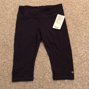 Lululemon clip in crop in black